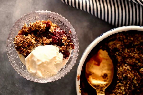Crumble de frutas vermelhas é ótima opção para substituir tortas