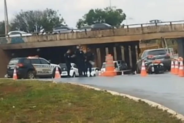 Acidente entre carro e moto trava trânsito no viaduto da Estrutural