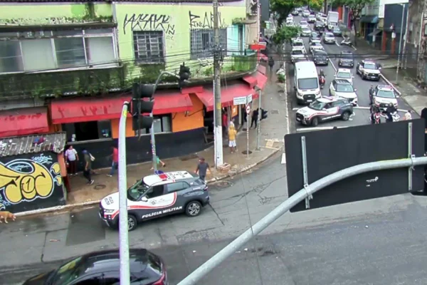 Imagens coloridas mostram movimentação policial em esquina na Baixada do Glicério, região central de SP