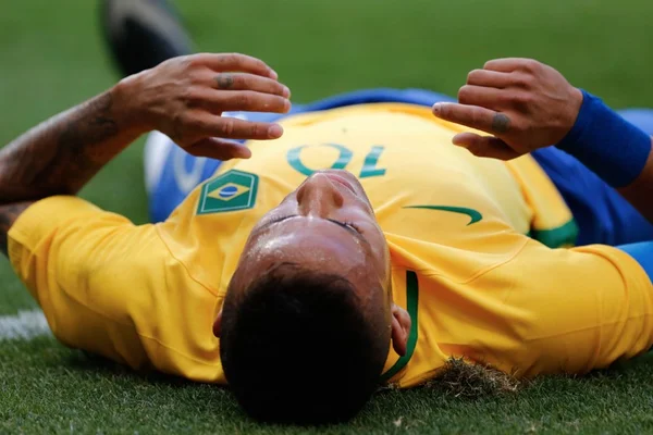 Técnico da Colômbia diz que Neymar deveria ter sido expulso, mas elogia atacante