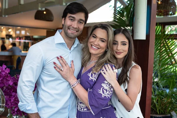 Joalheira Benigna Venâncio ganha almoço de aniversário animado