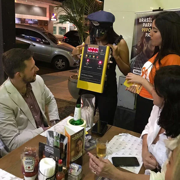 Ação da 99Pop com clientes em bares de Brasília Ação da 99Pop com clientes em bares de Brasília