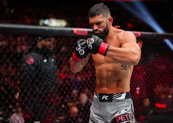 Imagem do lutador, Andre Petroski, após luta no UFC 292 em Boston- Metrópoles