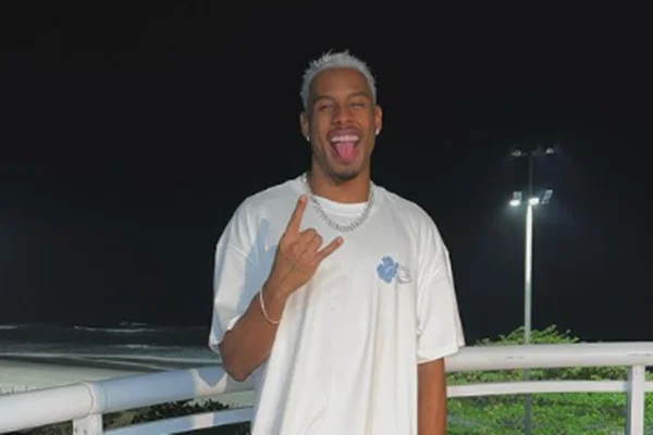 Ex-BBB Paulo André exibe novo visual após platinar os cabelos: “Nevou”