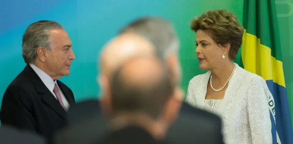 Dilma tenta reagrupar governo e Lula age nos bastidores da reforma, diz NYT