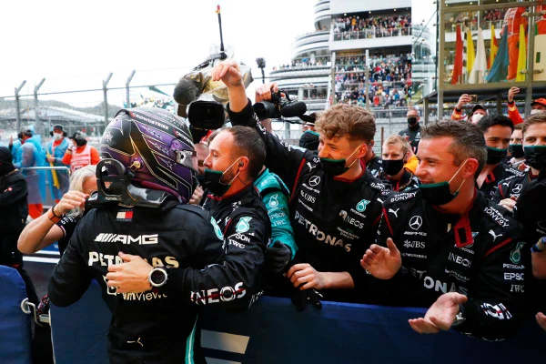 Hamilton vê Mercedes decisiva em Sochi e prevê “muitas vitórias” de Norris