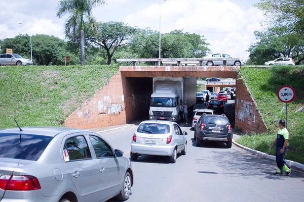 Caminhão fica entalado em tesourinha da Asa Sul
