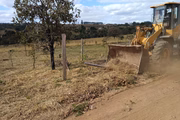 Postes e cercas instalados irregularmente são removidos para proteger a área de preservação ambiental do córrego. Postes e cercas instalados irregularmente são removidos para proteger a área de preservação ambiental do córrego.