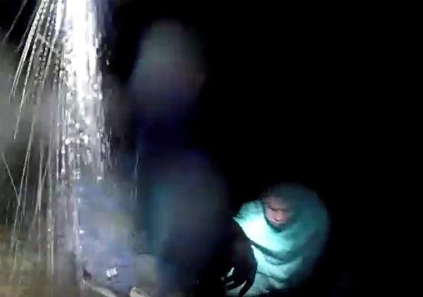 Vídeos mostram resgate de vítima de sequestro amarrada pelo pescoço
