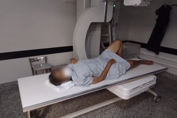 Mulher internada em clínica psiquiátrica tem alta com perna quebrada
