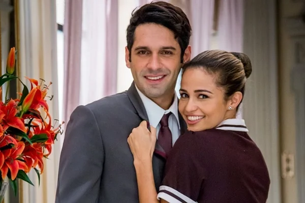Nanda Costa (Sandroca) e João Baldasserini (Agnaldo) em Pega Pega