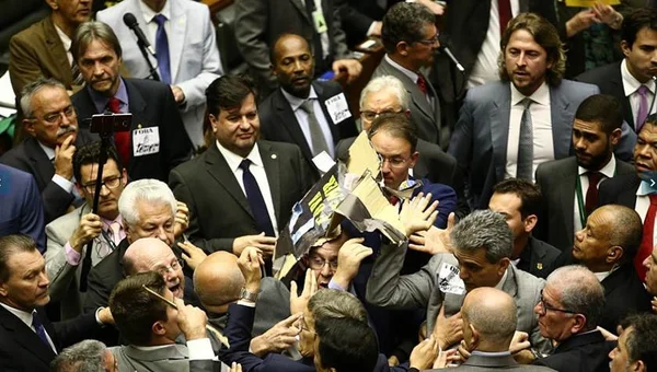 “Achei que a confusão fosse acabar em porrada”, diz Carlos Zarattini