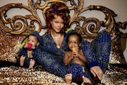 Rihanna posa ao lado dos filhos Rza (direita) e Riot (esquerda)
