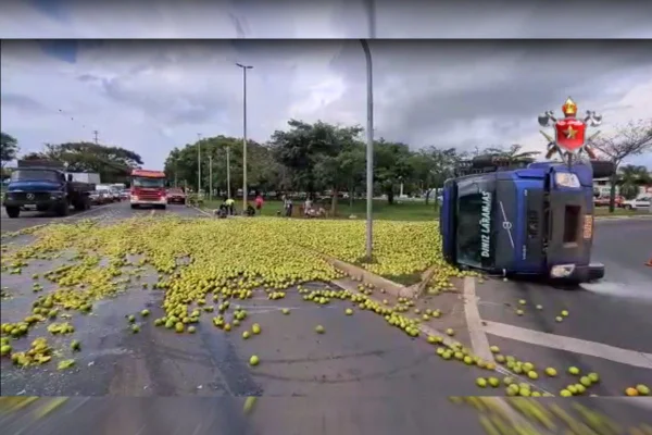 caminhão tombado
