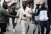 <b>Château-Paris.</b> Charles (Jacky Ido) é um francês de origem africana que passa seus dias andando pelo bairro de Château D'Eau em Paris, por onde passam pessoas de todas as origens. Ele procura trazer novos clientes aos salões de beleza da região, especializados em penteados afro e cosméticos para a pele negra. Em meio a disputas com salões concorrentes e a busca por dinheiro, Charles sonha em abrir o seu próprio salão <b>Château-Paris.</b> Charles (Jacky Ido) é um francês de origem africana que passa seus dias andando pelo bairro de Château D'Eau em Paris, por onde passam pessoas de todas as origens. Ele procura trazer novos clientes aos salões de beleza da região, especializados em penteados afro e cosméticos para a pele negra. Em meio a disputas com salões concorrentes e a busca por dinheiro, Charles sonha em abrir o seu próprio salão