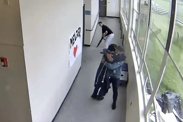 Vídeo: professor evita tragédia em escola abraçando aluno armado