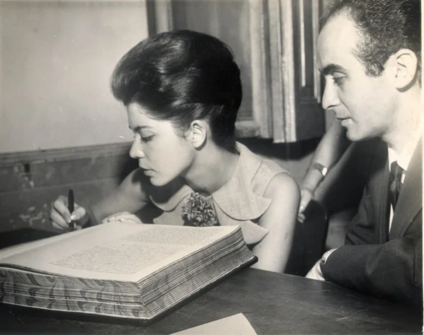 Clarice Herzog assina certidão de casamento com Vladimir Herzog - Metrópoles