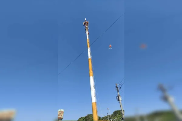 Vídeo: homem escala torre de telefonia no DF para tirar uma “soneca”