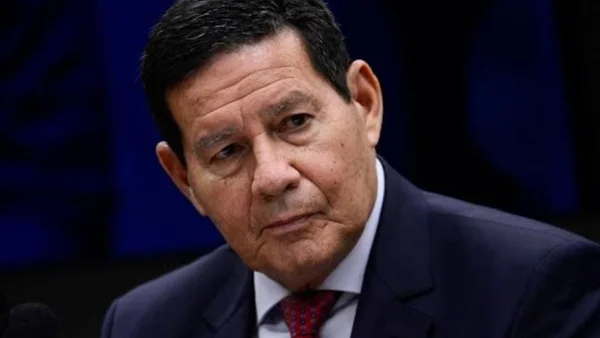 Mourão tenta pular do barco de Bolsonaro ao criticar Trump e vira alvo