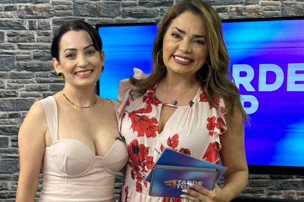 Nani Venâncio e Jacqueline Benevides posam juntas nos bastidores do programa - Metrópoles