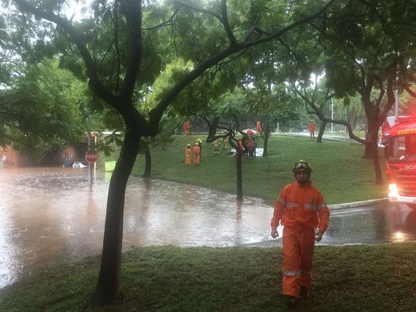 Debaixo d’água. Forte chuva causa transtornos e alagamentos em vários pontos do DF