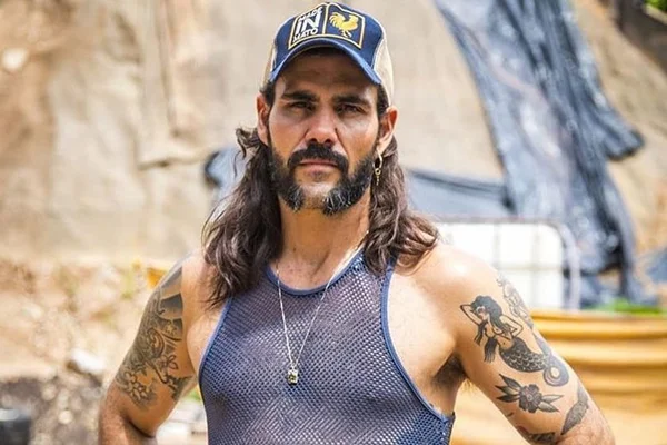 Juliano Cazarré se nega a tomar vacina e Globo pode tirá-lo de novela