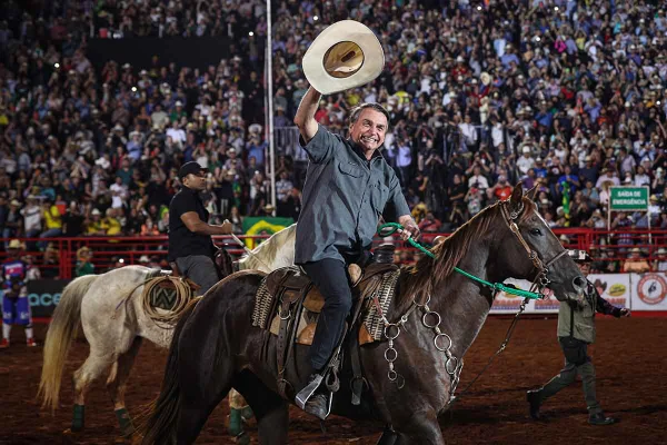 Bolsonaro vai à Festa do Peão de Barretos com Luciano Hang