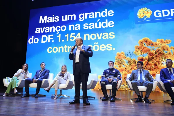 Ibaneis em nomeação de novos servidores da Saúde