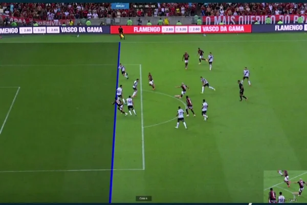 Foto colorida da linha de impedimento no gol de Bruno Henrique em Flamengo x Vasco - Metrópoles
