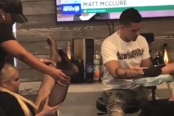 Homem tatua vagina da namorada