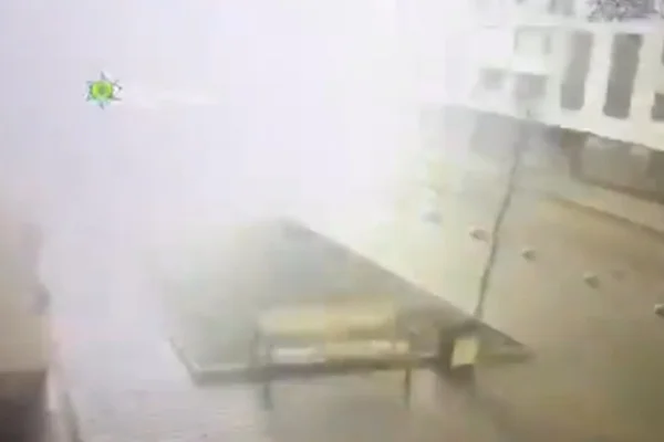 Vídeo: Rússia bombardeia ferrovia usada por ucranianos para fuga