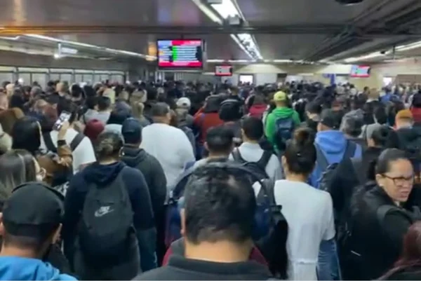 Greve da CPTM: metrô tem filas e lotação em dia de caos na zona leste