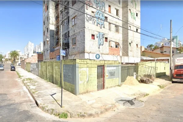 Homem é espancado e morto na rua por causa de um celular em BH