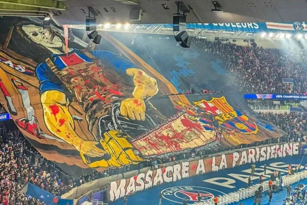 Foto colorida do mosaico do PSG contra o Barcelona - Metrópoles