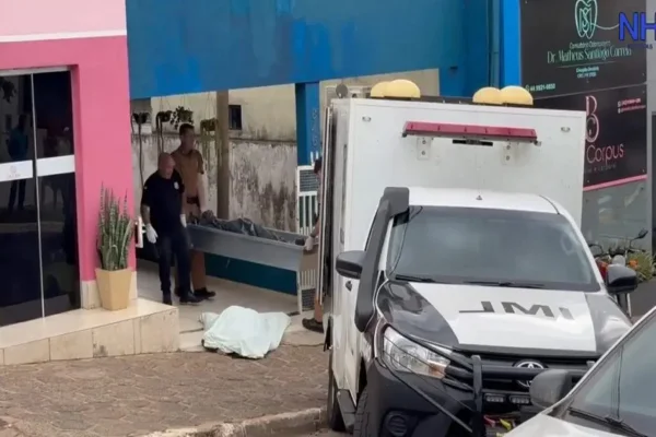 Imagem de corpo sendo retirado - Metrópoles