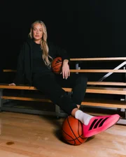 Sophie Cunningham e Adidas em dezembro de 2025 Sophie Cunningham e Adidas em dezembro de 2025