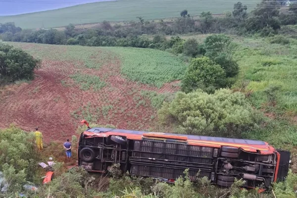 Imagem colorida: bombeiros fazem resgate em ônibus tombado - Metrópoles