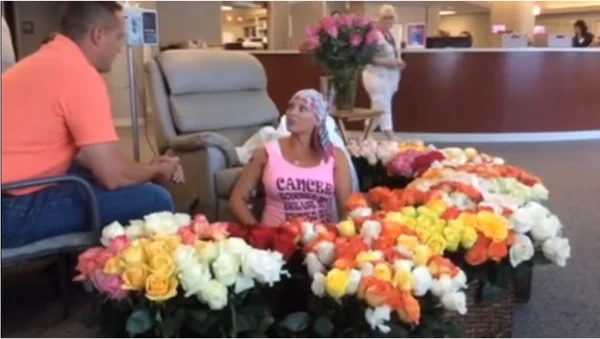 Homem surpreende esposa com 500 rosas, celebrando fim da quimioterapia