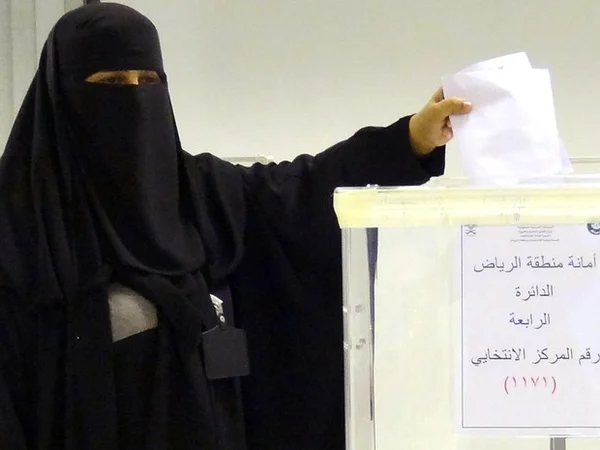 Arábia Saudita elege primeira mulher para conselho regional