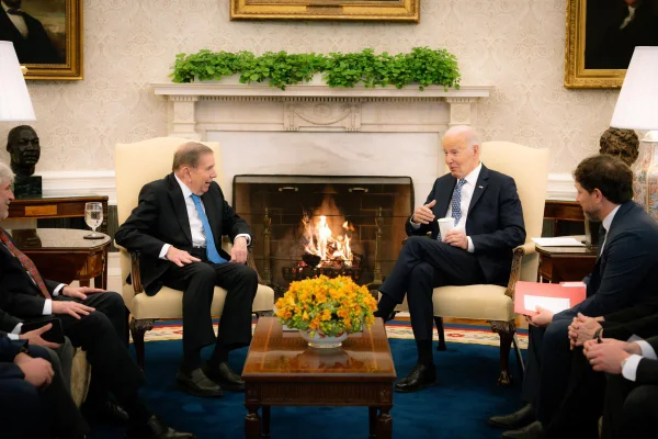 Imagem colorida mostra Edmundo González e Joe Biden - Metrópoles