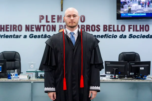 Dino afasta sobrinho de governador do Maranhão do Tribunal de Contas