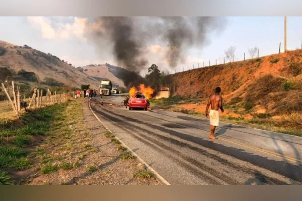 MG: três pessoas morrem carbonizadas após carro pegar fogo em batida
