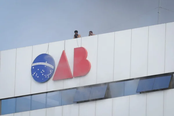 Trabalhadores resgatados no incêndio da OAB