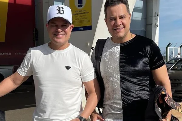 João Neto & Frederico posam durante viagem - Metrópoles