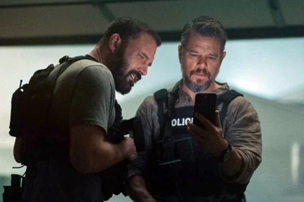 Matt Damon e Ben Affleck em cena de Dinheiro Suspeito, filme da Netflix
