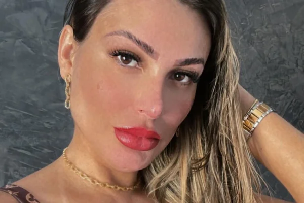 Andressa Urach posa de cabelos soltos e séria - Metrópoles