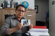 Valdira com a foto de Hillary