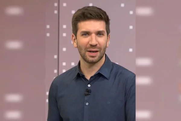 Imagem colorida de repórter com camisa azul