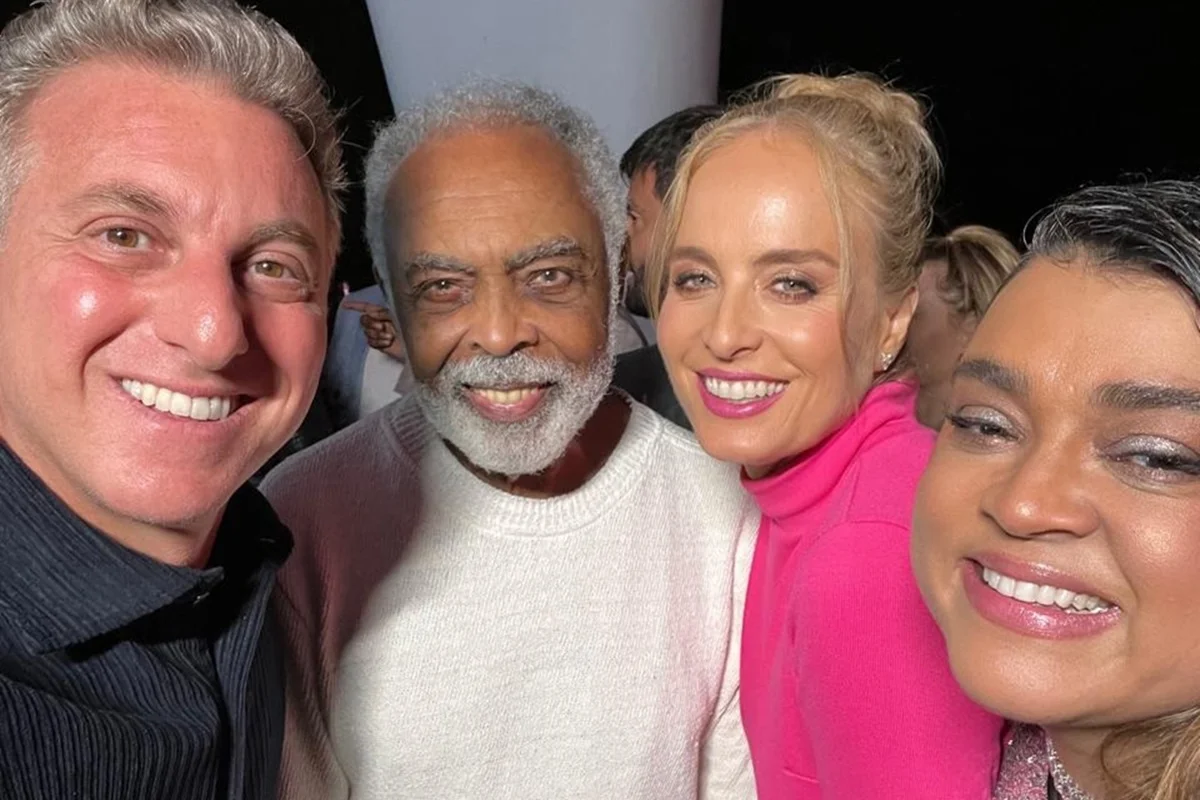 Angélica, Luciano Huck, GIlberto Gil e Preta Gil fazem pose para as redes sociais Angélica, Luciano Huck, GIlberto Gil e Preta Gil fazem pose para as redes sociais