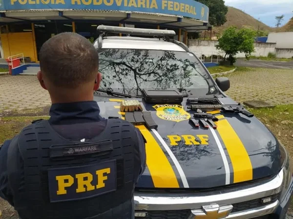 Jovem que ia de Goiânia para o RJ é presa com fuzil, pistola e munição
